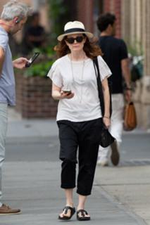 Julianne Moore feet photo thumbnail