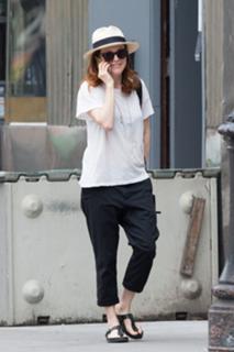 Julianne Moore feet photo thumbnail