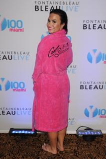 Demi Lovato feet photo thumbnail