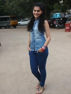 Taapsee Pannu feet photo thumbnail