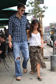 Ashley Tisdale feet photo thumbnail