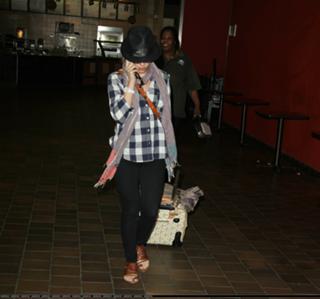 Scarlett Johansson feet photo thumbnail