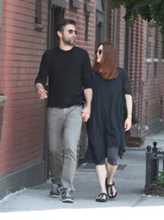 Julianne Moore feet photo thumbnail