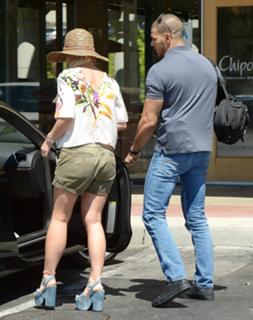Britney Spears feet photo thumbnail