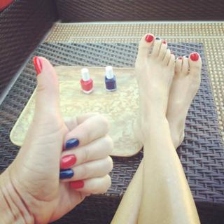 Angela Kinsey feet photo thumbnail