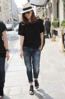 Julianne Moore feet photo thumbnail