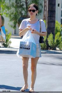Rachel Bilson feet photo thumbnail