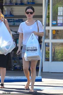 Rachel Bilson feet photo thumbnail
