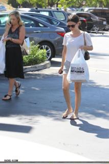 Rachel Bilson feet photo thumbnail