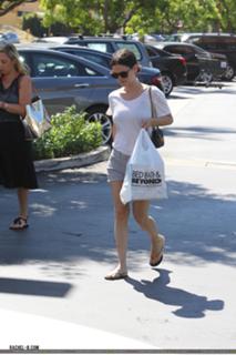 Rachel Bilson feet photo thumbnail