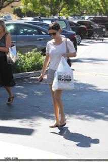 Rachel Bilson feet photo thumbnail
