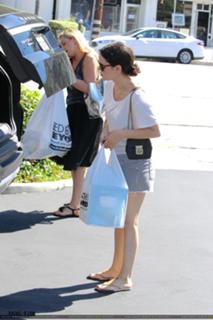 Rachel Bilson feet photo thumbnail
