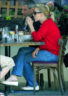 Scarlett Johansson feet photo thumbnail