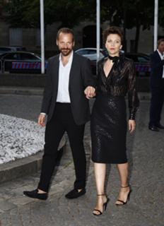 Maggie Gyllenhaal feet photo thumbnail