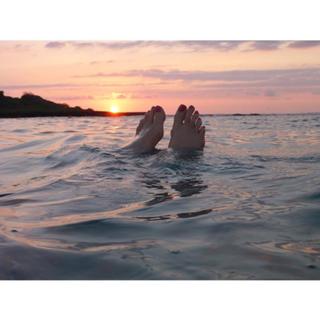 Anna Kendrick feet photo thumbnail