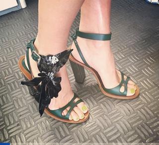 Angie Harmon feet photo thumbnail