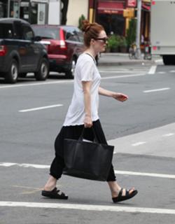 Julianne Moore feet photo thumbnail