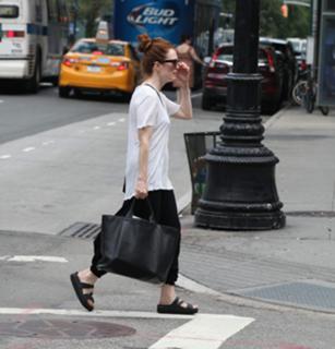 Julianne Moore feet photo thumbnail