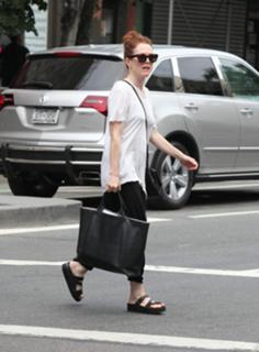 Julianne Moore feet photo thumbnail