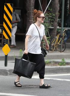 Julianne Moore feet photo thumbnail