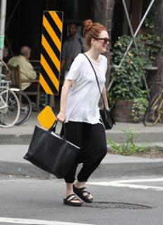 Julianne Moore feet photo thumbnail