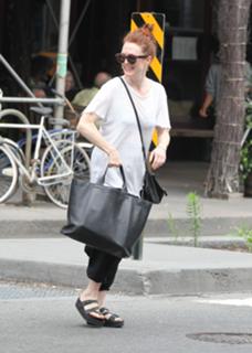 Julianne Moore feet photo thumbnail