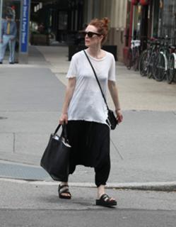 Julianne Moore feet photo thumbnail