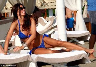 Elisabetta Gregoraci feet photo thumbnail