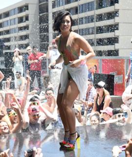 Demi Lovato feet photo thumbnail