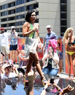 Demi Lovato feet photo thumbnail