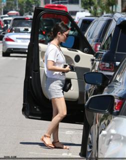 Rachel Bilson feet photo thumbnail
