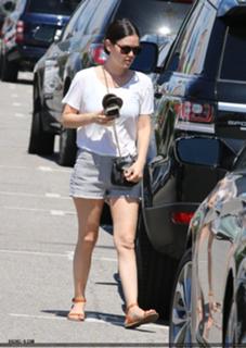 Rachel Bilson feet photo thumbnail