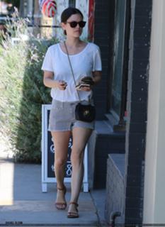 Rachel Bilson feet photo thumbnail