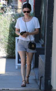 Rachel Bilson feet photo thumbnail