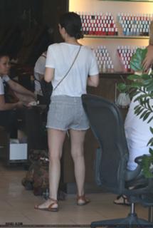 Rachel Bilson feet photo thumbnail