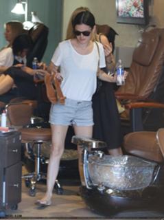 Rachel Bilson feet photo thumbnail