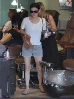 Rachel Bilson feet photo thumbnail