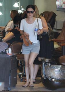 Rachel Bilson feet photo thumbnail