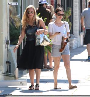 Rachel Bilson feet photo thumbnail