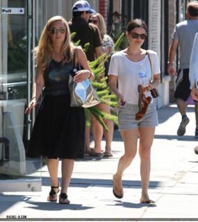 Rachel Bilson feet photo thumbnail