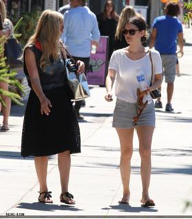 Rachel Bilson feet photo thumbnail