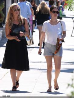 Rachel Bilson feet photo thumbnail
