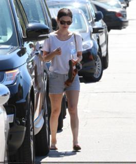 Rachel Bilson feet photo thumbnail