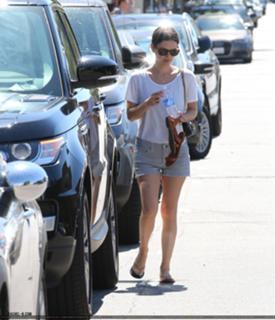 Rachel Bilson feet photo thumbnail