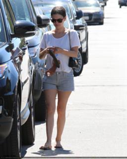 Rachel Bilson feet photo thumbnail