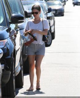 Rachel Bilson feet photo thumbnail