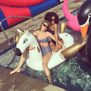 Taylor Swift feet photo thumbnail