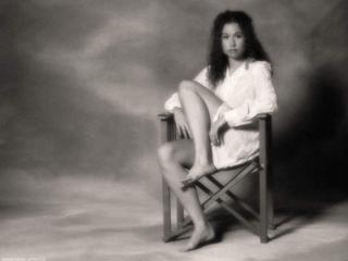 Minnie Driver feet photo thumbnail