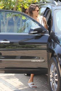 Jessica Alba feet photo thumbnail