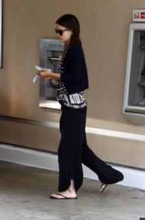Rachel Bilson feet photo thumbnail